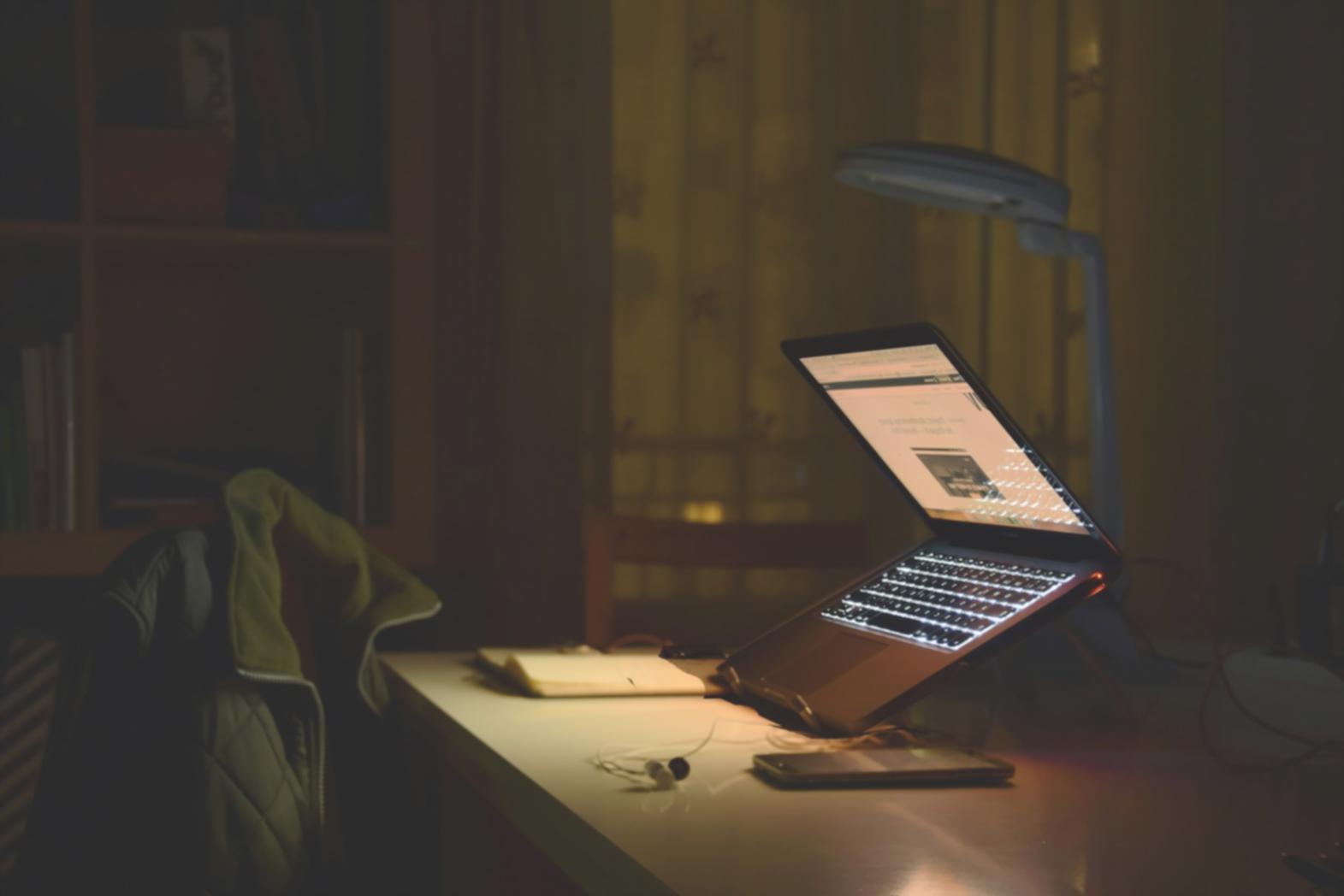 Praticante durante una sessione di meditazione seduta guidata